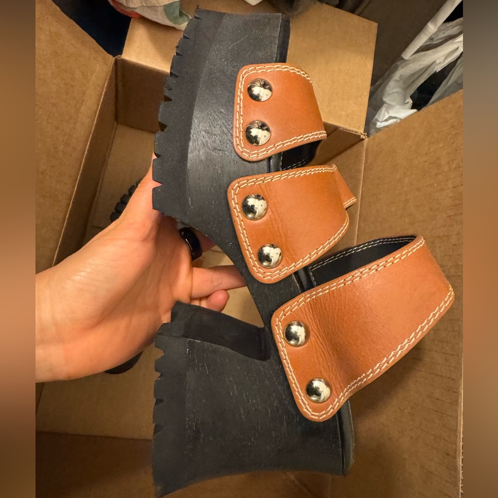 Labucq Slog Tan (39) - Like new, sample size shoe - Picture 13 of 14